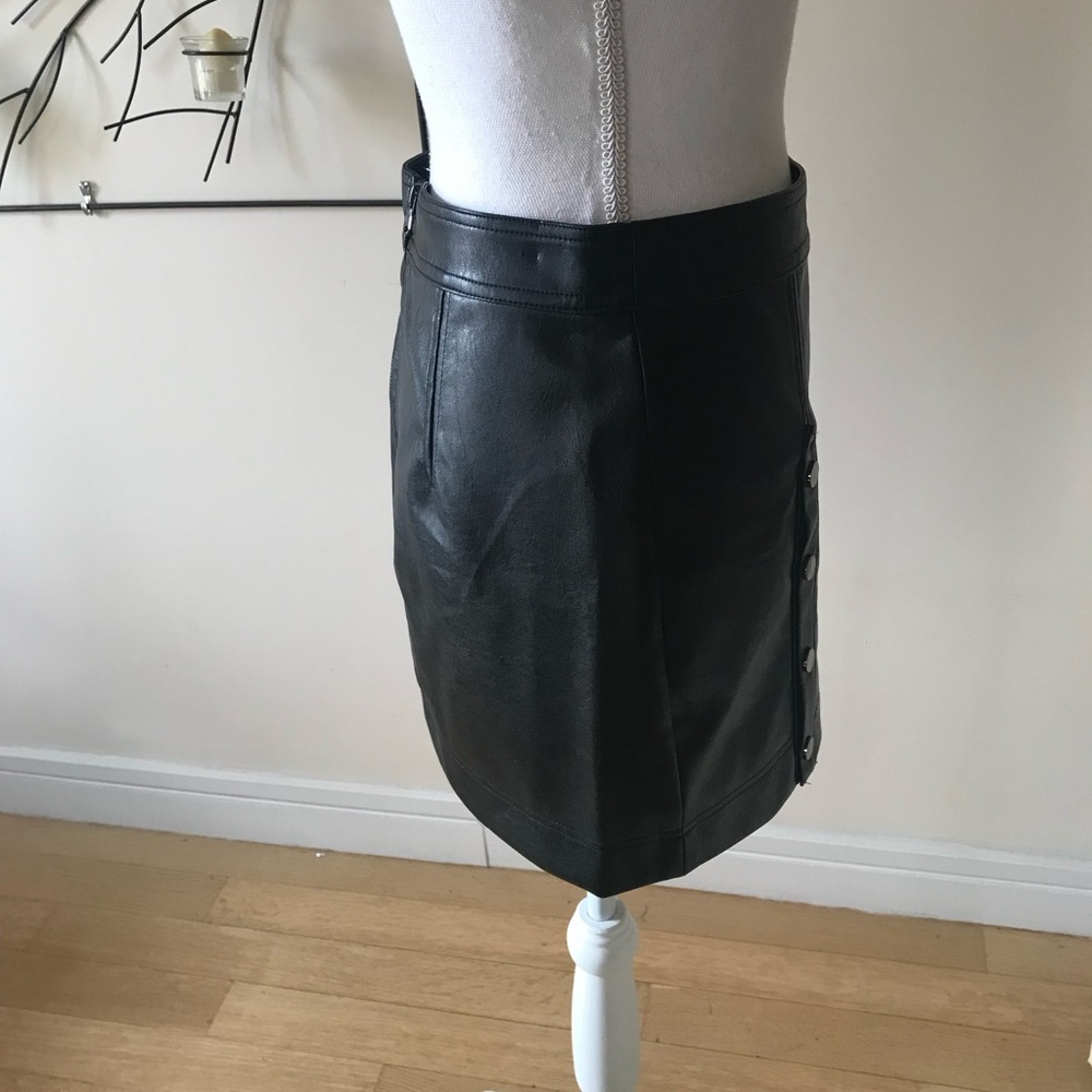 Devlin by Parker Black Vegan Faux Leather Mini Skirt w Button Detail Size 6 NWT - Picture 10 of 14